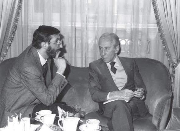27 Roma 1989, Francesco Guadagnuolo a colloquio con il gallerista newyorkese Leo Castelli.jpg